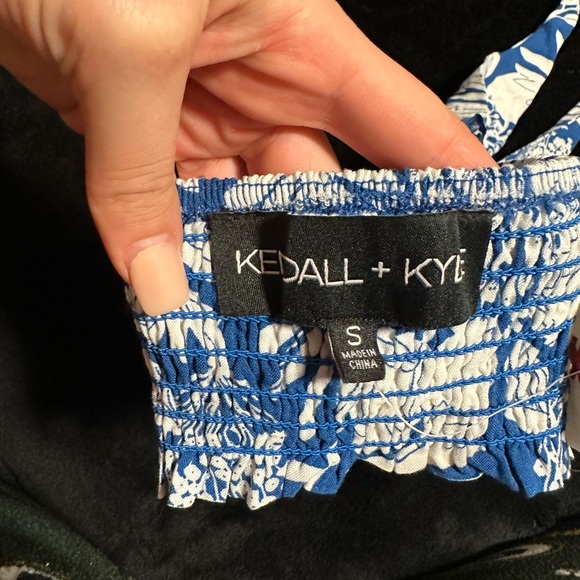 Crop top. - Picture 2 of 4